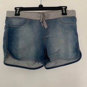 Denim shorts with elastic